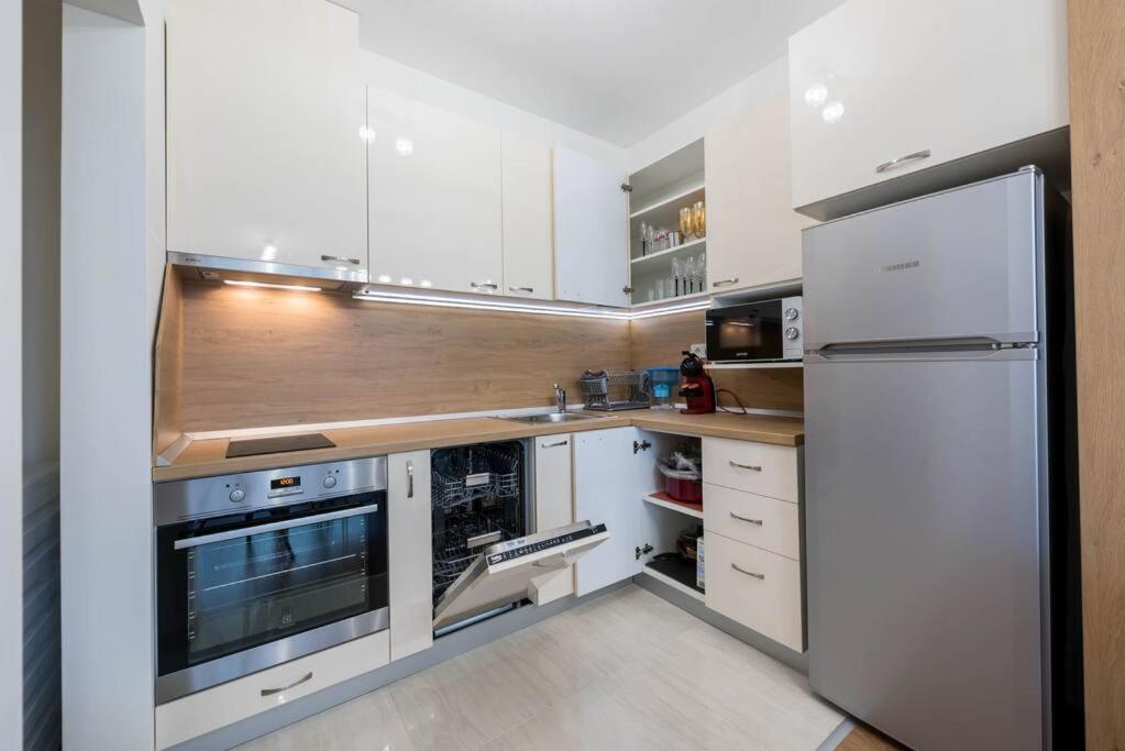 Labyrinth Apartment - Free Parking Space Included Varna Extérieur photo